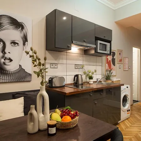Super Cosy 3br Near Newyork Cafe With Balcony בודפשט