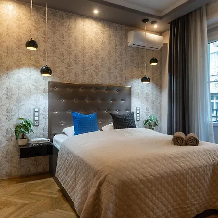 Super Cosy 3br Near Newyork Cafe With Balcony