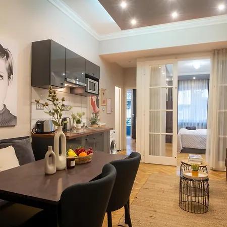 Super Cosy 3br Near Newyork Cafe With Balcony Appartement *
