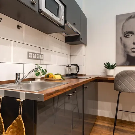 Super Cosy 3br Near Newyork Cafe With Balcony Appartement